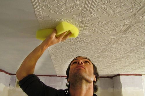 Как клеить флизелиновые обои на потолок: подготовка, поклейка