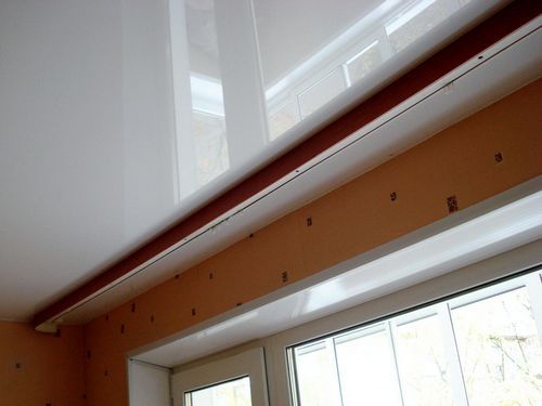Как крепить потолочный карниз к потолку: которые крепления, на каком расстоянии вешать шторы, высота установки