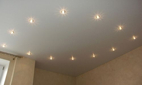 Как лучше расположить светильники на натяжном потолке?
