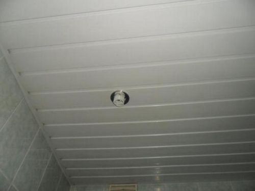 Как подшить потолок сайдингом?
