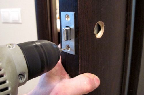 Как поменять замок на двери: врезка и замена