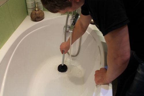 Как прочистить трубы в ванной