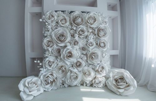 Как сделать большие цветы для украшения зала: оформление тканью, фото дизайна руками, уютная объемная гостиная