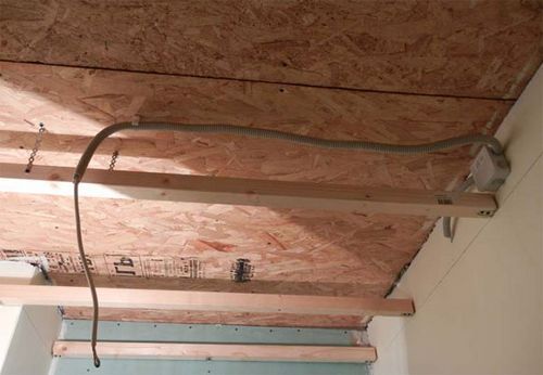 Как сделать крепление кабеля к потолку, особенности устройства за подвесной конструкцией, фото и видео инструкции