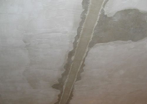 Как заделать швы между плитами на потолке?