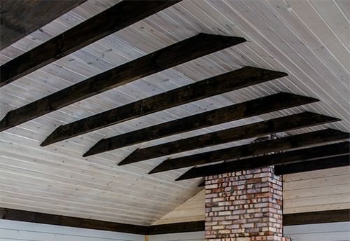 Какими материалами лучше отделать потолок в беседке?