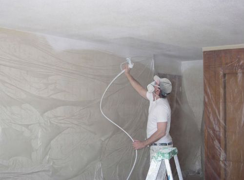 Краска для потолка: способы подбора и нанесения на полотно.
