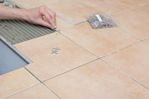 Крестики для плитки: как выбрать размер для укладки кафеля, какие нужно использовать на полу, расход на 1 м²