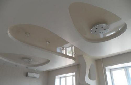Многоуровневые натяжные потолки для гостиной - преимущества и фото вариантов применения