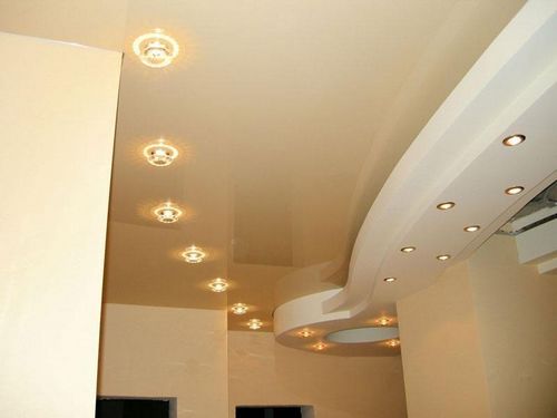 Многоуровневые натяжные потолки: фото вариантов с подсветкой, преимущества разноуровневых, профиль трехуровневого, как делают многоярусные, видео монтажа