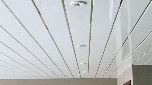 Монтаж пластиковых панелей на потолок - описание, видео
