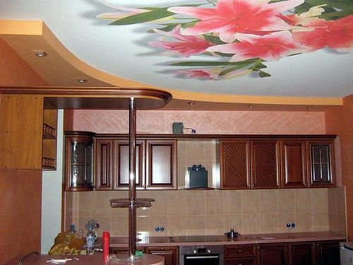 Натяжной потолок с фотопечатью на кухне - фото вариантов применения