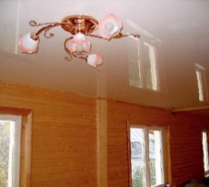 Натяжные потолки в деревянном доме: фото в интерьере, особенности
