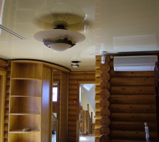 Натяжные потолки в деревянном доме: фото в интерьере, особенности