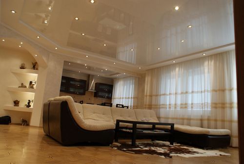 Натяжные потолки в гостиной фото дизайн: спальная комната, двухуровневые для 18 кв м, глянцевый в интерьере, с фотопечатью