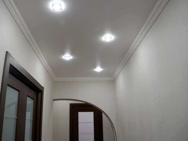 Натяжные потолки в коридоре: дизайн, освещение и монтаж