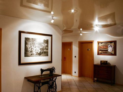 Натяжные потолки в коридоре: дизайн, освещение и монтаж