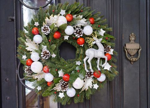 Новогодний венок на дверь: рождественский своими руками, как сделать основу, декоративные веночки из цветов