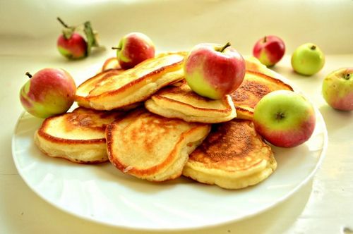 Оладьи на молоке с яблоками: рецепт пышных на кислом, как приготовить без дрожжей и без яиц
