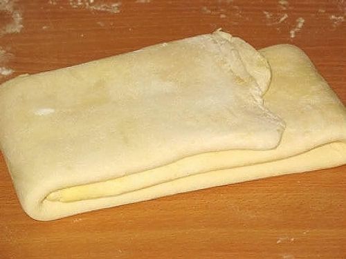 Пирожки из слоеного теста с ветчиной: с сыром и с беконом, фото булочек из дрожжевого теста, рецепт с яйцом