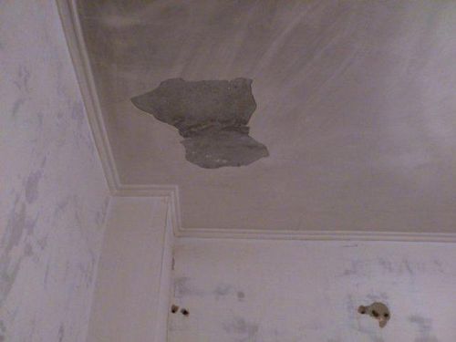 Почему отваливается штукатурка на потолке и что делать в таких случаях?