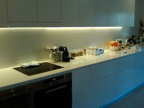 Подсветка для кухни под шкафы светодиодная: фото мебельных светильников, накладные на шкаф на кухне, подсветка своими руками, видео-инструкция