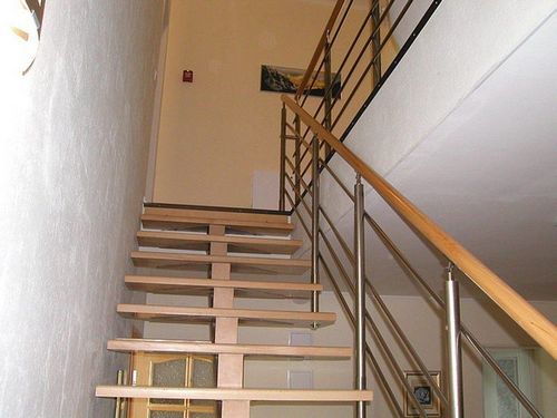 Поручень для лестницы: ограждения деревянные, фото для дома, высота, как установить, как сделать своими руками, настенные пвх