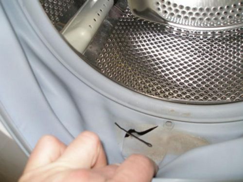 Потекла стиральная машинка снизу во время стирки: подтекает Самсунг, причины, почему течет вода, протекает