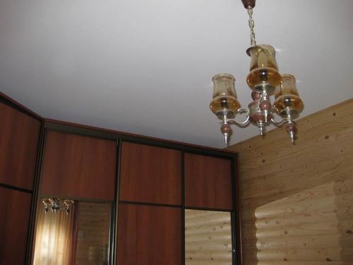 Потолок из гипсокартона в деревянном доме: дерева часть, можно ли крепить, как обшить и сделать монтаж, отделка