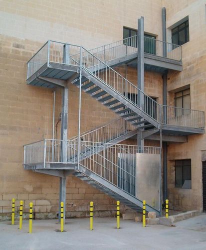Пожарные лестницы: ручные длиной 10 м, типы по безопасности, нужна с площадкой, используемая покраска и изготовление