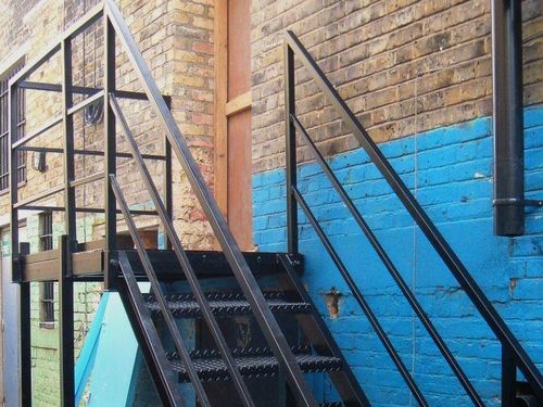 Пожарные лестницы: ручные длиной 10 м, типы по безопасности, нужна с площадкой, используемая покраска и изготовление