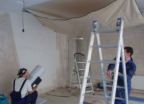 Правильное крепление натяжного потолка к потолку: штапиковая, клиновая система, технология монтажа гардины, инструкции как крепится на фото и видео