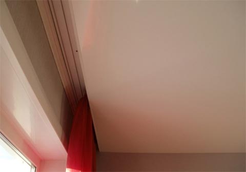Правильное крепление натяжного потолка к потолку: штапиковая, клиновая система, технология монтажа гардины, инструкции как крепится на фото и видео