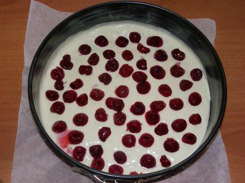 Шарлотка с вишней: рецепт с фото, с замороженной, пошагово в мультиварке с яблоками, вишневый пирог в духовке, видео