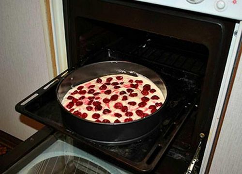 Шарлотка с вишней: рецепт с фото, с замороженной, пошагово в мультиварке с яблоками, вишневый пирог в духовке, видео