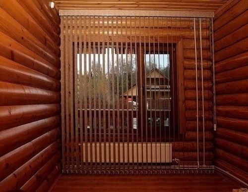 Шторы в деревянном доме фото: на маленькие окна занавески, бревенчатый частный загородный дом, дизайн на даче, шоры в зал, оформление, видео