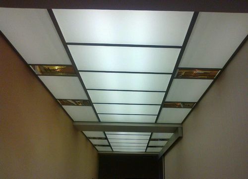 Стеклянный потолок: из оргстекла с подсветкой, фото, жидким стеклом, светящиеся из матового, видео