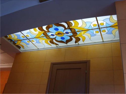 Стеклянный потолок: из оргстекла с подсветкой, фото, жидким стеклом, светящиеся из матового, видео