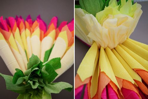 Цветы из гофрированной бумаги своими руками и конфет.