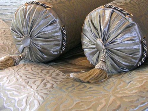 Декоративные диванные подушки в интерьере: фото