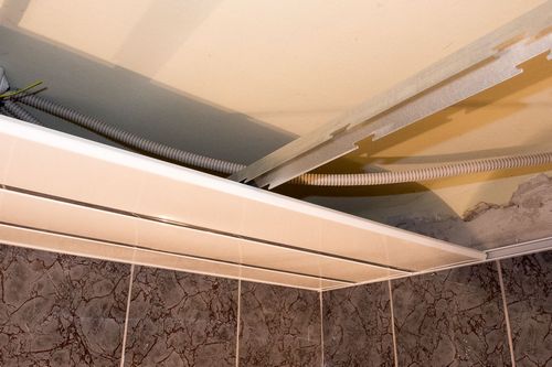Как разобрать реечный потолок в ванной: видео, снять подвесной и демонтаж своими руками