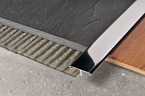 Как соединить плитку и ламинат на полу: примыкание порога к двери