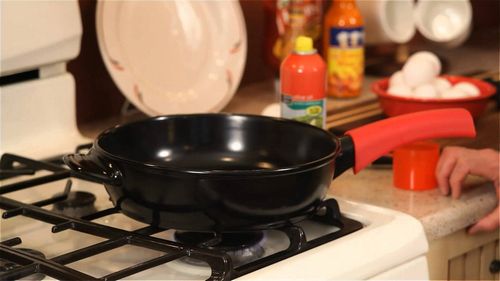 Керамическая сковорода на кухне: плюсы и минусы