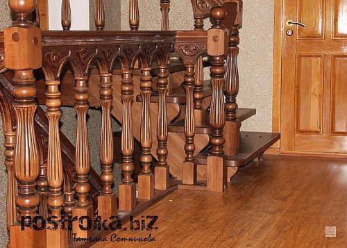 Перила для лестниц: деревянные или металлические?