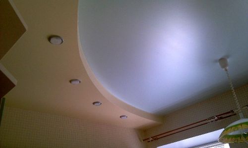 Покраска потолка акриловой краской: преимущества, технология, видео-инструкция