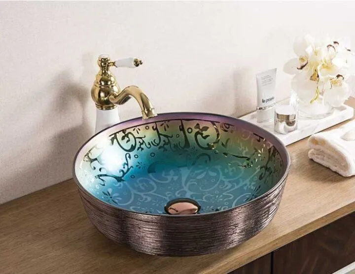 Интересный дизайн керамической раковины в ванной