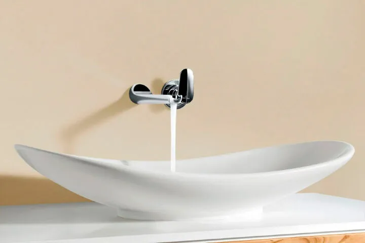 Фигурная раковина с дизайном в форме капли для ванной
