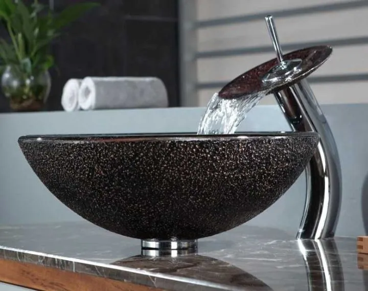 Стеклянная раковина для в ванной интересного дизайна