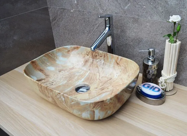 Керамическая раковина, имитирующая камень, в дизайне ванной