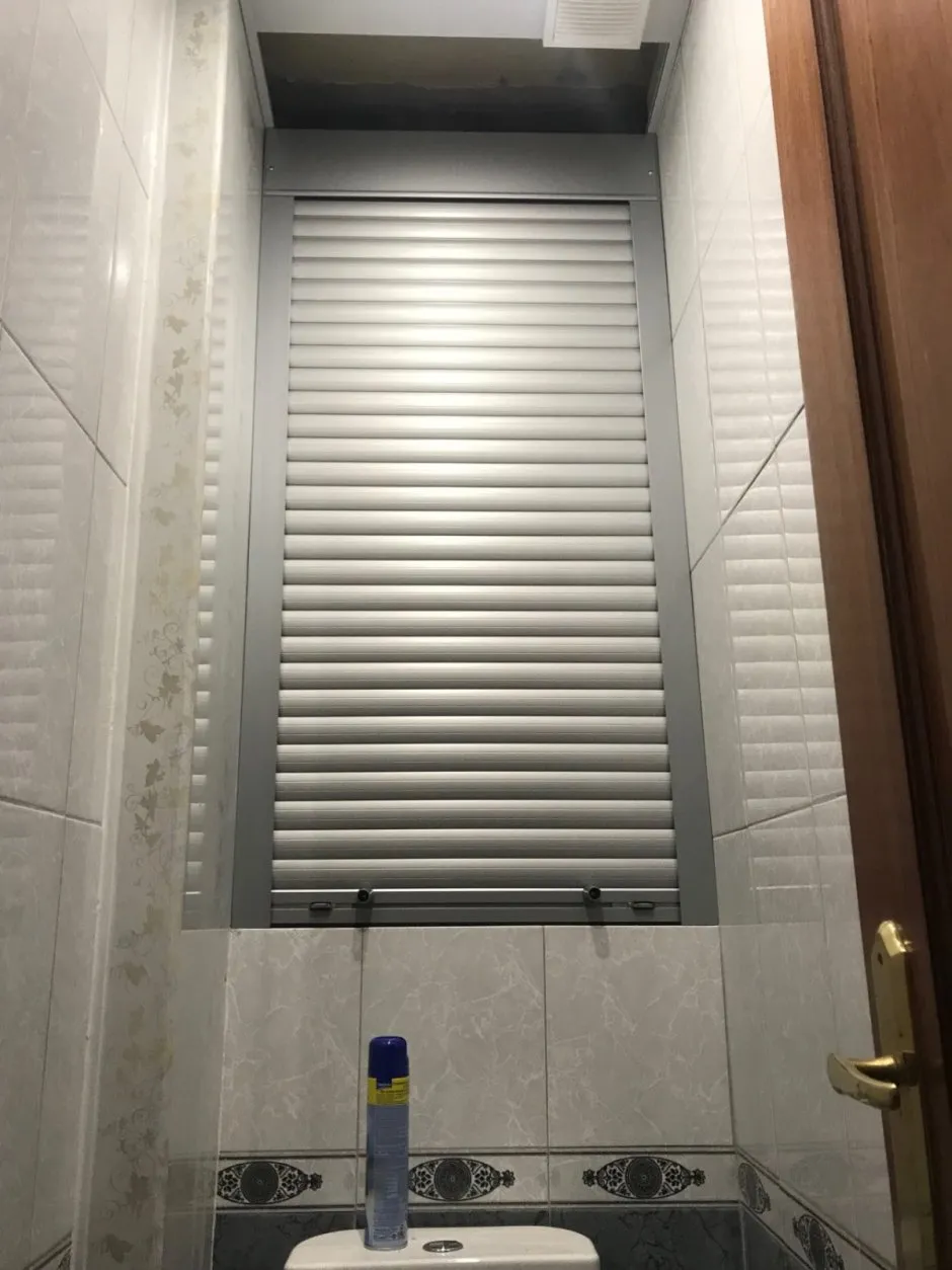 Реечные двери для шкафа в туалете